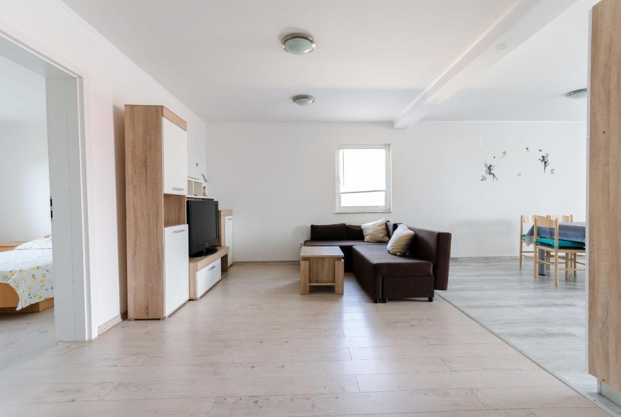 Apartments Ester Лопар Экстерьер фото