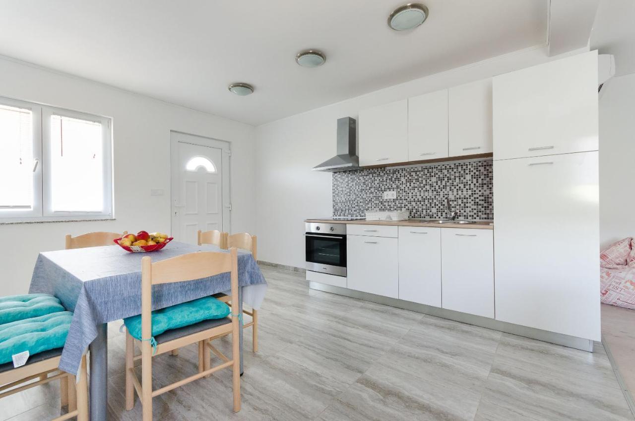 Apartments Ester Лопар Экстерьер фото
