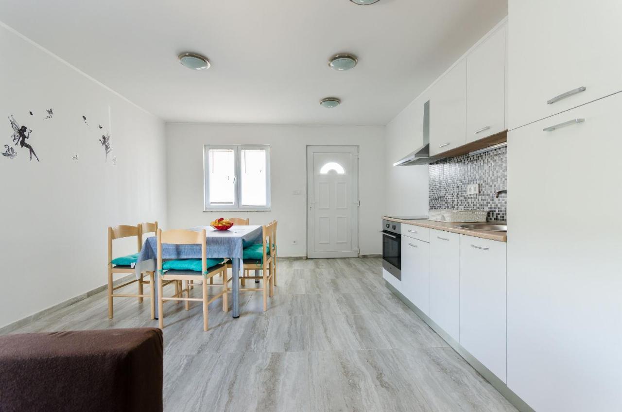 Apartments Ester Лопар Экстерьер фото