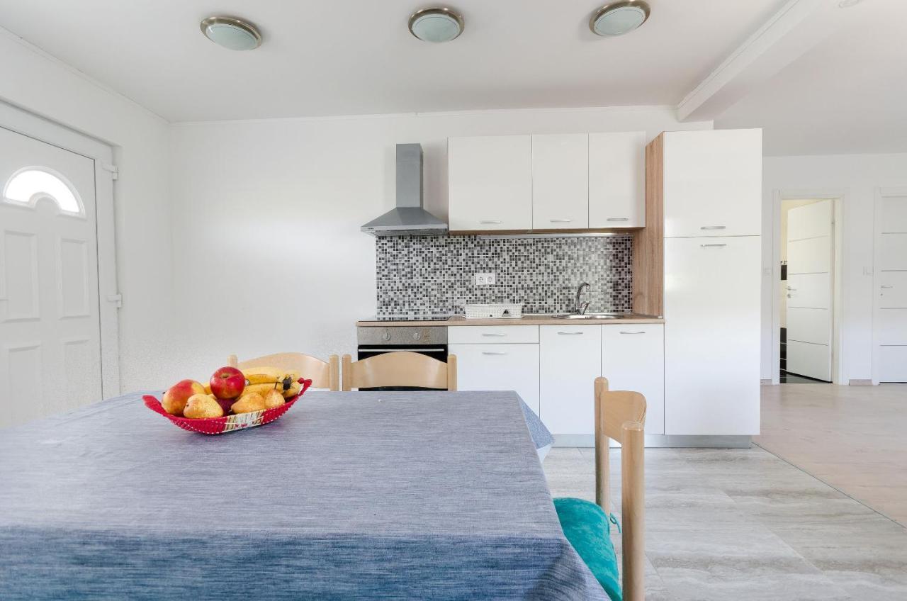 Apartments Ester Лопар Экстерьер фото